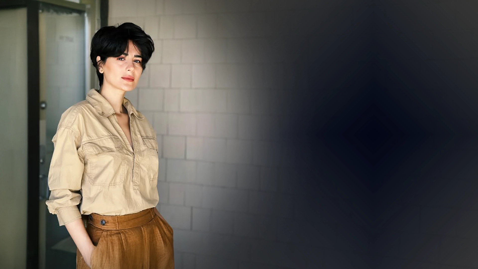 میرا احمدی هستم  - Hero Background